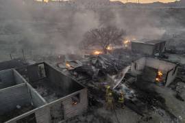 Un incendio en Las Isabeles, al sur de Saltillo, dejó varias familias sin un hogar.