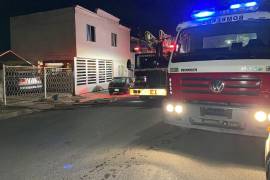 Bomberos evitaron que las llamas se propagaran a las viviendas contiguas durante la emergencia registrada en la colonia ISSSTE.