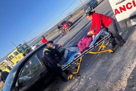 Paramédicos de Protección Civil atendieron a la conductora lesionada en el lugar.