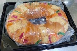 Clubes, tiendas de autoservicio y panaderías tradicionales de Saltillo registran este jueves afluencia de compradores de la tradicional rosca de Reyes Magos.