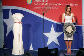 Melania Trump dona vestido de primer baile presidencial
