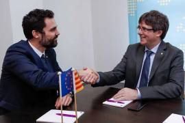 Puigdemont pide ayuda al Parlamento catalán para asistir a investidura