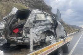 Choca camioneta contra camión por pavimento mojado en Torreón-Saltillo; dos menores lesionados