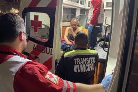 Paramédicos de la Cruz Roja brindaron atención inmediata al peatón lesionado antes de trasladarlo al Hospital Universitario.