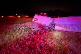 El conductor resultó ileso tras perder el control del tráiler durante la madrugada.
