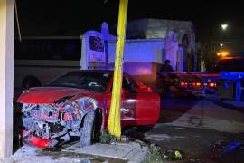 El Mustang terminó con el frente destrozado tras perder el control y salirse del camino.