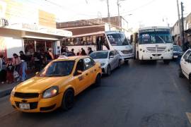 ‘Cumbiero’ choca y causa caos vial en la Zona Centro de Saltillo