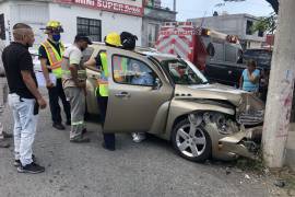 Mujer pierde el control y causa accidente al oriente de Saltillo
