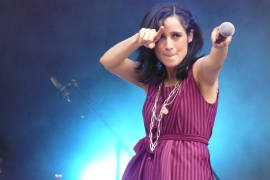 Julieta Venegas le canta a Juan Gabriel