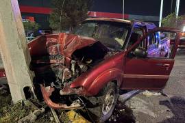 La camioneta quedó impactada contra la base del semáforo tras perder el control.