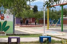 Autoridades estatales y agentes ministeriales realizaron diligencias en el área de juegos del plantel tras el fallecimiento del menor.