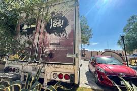 Vehículos particulares y oficiales de la Secretaría de Cultura de Coahuila se observan estacionados dentro de la Casa del Artesano, en pleno Centro Histórico de Saltillo, pese a ser un espacio destinado originalmente a la promoción de la cultura local.