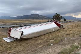 El tráiler volcó sobre su costado derecho en la carretera 57 tras quedarse dormido el operador al volante, quien no resultó herido de gravedad.