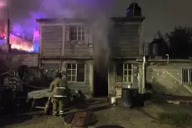 Bomberos trabajaron durante aproximadamente 30 minutos para controlar el fuego.