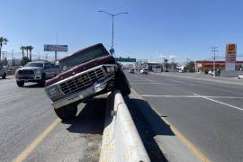 La camioneta Ford Ranger terminó sobre las ballenas del muro de contención tras el impacto.