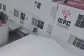 Lanzan granada de gas lacrimógeno en edificio del IEPC de Chiapas