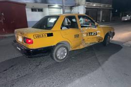 El accidente ocurrió en el cruce de Emilio Carranza y Pérez Treviño, donde el conductor de un taxi presuntamente intentó girar para abordar pasaje, cerrándole el paso a un motociclista que terminó impactándose contra la unidad.