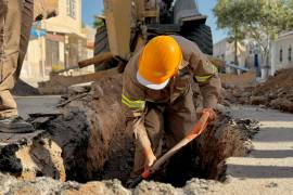 Personal de SIMAS trabaja en la calle Antonio Cofiño para renovar la red sanitaria del sector.