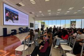 Durante su intervención, reflexionó sobre el sentido del feminismo y la necesidad de generar conciencia entre las nuevas generaciones sobre las desigualdades que enfrentan las mujeres.