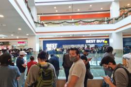 Conglomeración y largas filas por liquidación provocan cierre de tiendas físicas de Best Buy