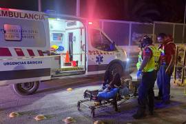 Paramédicos atendieron al joven de 24 años, quien resultó lesionado tras derrapar durante la madrugada.