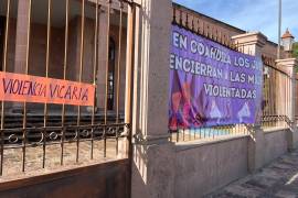 Con lonas en el Tribunal Superior de Justicia, mujeres manifestaron su inconformidad por el proceso penal aplicado contra la doctora Stella, a quien le fue dictada prisión domiciliaria.