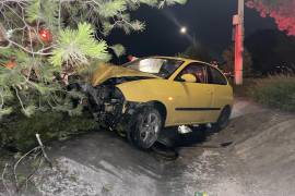 El vehículo Ibiza amarillo quedó atorado en un canal pluvial tras salirse del camino y chocar contra un árbol.