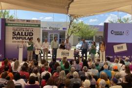 El gobernador Manolo Jiménez Salinas entrega la Tarjeta de Salud Popular a una beneficiaria en el evento celebrado en la colonia Praderas.