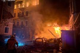 En esta imagen proporcionada por el Servicio Ucraniano de Emergencias, personal de emergencias trabaja para extinguir un incendio en edificios residenciales tras un ataque ruso en Odesa, Ucrania.