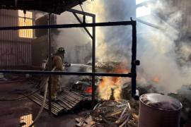 Personal de Bomberos de Frontera durante las labores de control del incendio en la planta Conduit.