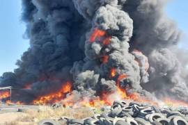 Las llamas consumieron aproximadamente 50 metros cuadrados de materiales como llantas y caucho que se encontraba en el lugar.