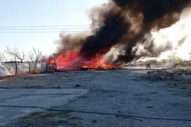 Fuego consume un pastizal en las afueras de Piedras Negras.