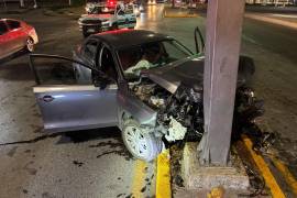 El vehículo afectado se incrustó contra la base metálica de un señalamiento bandera.