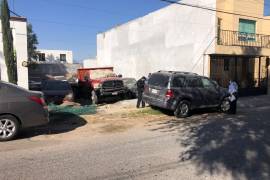 Mecánico se niega a retirar vehículos de predio ajeno en la colonia Morelos
