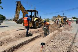 Las cuadrillas de SIMAS trabajan en el tendido y acoplamiento de la tubería para conectar el Pozo Periodistas a la red de agua potable.