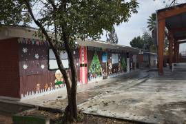 Planteles de educación básica permanecieron prácticamente vacíos por el intenso frío registrado en la ciudad.