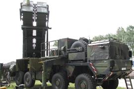 El sistema de defensa Patriot (MIM-104) es un escudo antimisiles y antiaéreo móvil de origen estadounidense fabricado por ⁠Raytheonpara interceptar misiles balísticos tácticos, misiles de crucero y aeronaves avanzada.