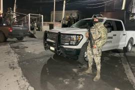 Elementos de seguridad mantuvieron resguardada la calle Ignacio Chávez durante el cateo en la colonia Universidad Pueblo.