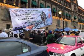 Sindicato de Electricistas inicia huelga de hambre frente a Palacio Nacional