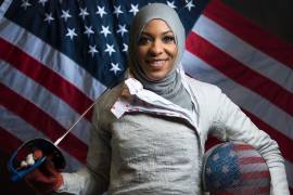 Esgrimista Ibtihaj Muhammad es la primera estadounidense en competir en JO con un hiyab