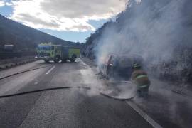 En el kilómetro 226 de la carretera 57, los equipos de emergencia trabajaron para controlar el fuego, mientras los paramédicos valoraban a los ocupantes del vehículo, quienes resultaron ilesos.