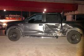 La camioneta Ford F-150 quedó con daños tras colisionar debido a un conductor que se pasó el semáforo en rojo.