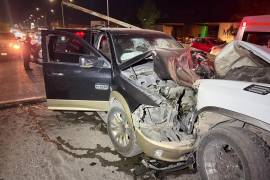 La Silverado derribó una luminaria antes de impactarse de frente contra la RAM.