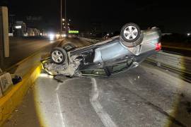 El Toyota Yaris quedó volcado con las llantas hacia arriba sobre el bulevar Nazario Ortiz.