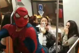 Spider-Man viraliza su baile de 'Scooby Doo Papá' en el Metro