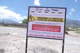 Pie de foto 1:El Ayuntamiento de Arteaga instaló avisos en El Llano de Zapalinamé para alertar sobre operaciones de compraventa presuntamente irregulares.