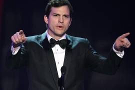 “Los queremos y les damos la bienvenida”, dice Ashton Kutcher a los inmigrantes