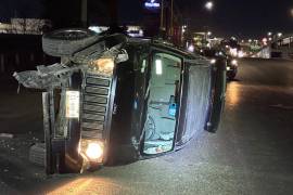 El conductor y su acompañante huyeron del lugar dejando la camioneta volcada en plena vía pública.