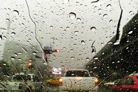 El agua genera una carga eléctrica hasta 10 veces mayor de lo que se creía hasta ahora cuando se mueve sobre una superficie, según han descubierto investigadores universitarios.