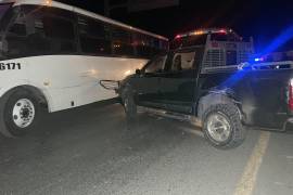 Varios trabajadores del camión descendieron y agredieron al conductor de la camioneta, quien resultó herido en el rostro.